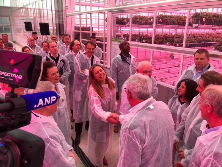 Hier schudt onze Gerben de minister van landbouw de hand.